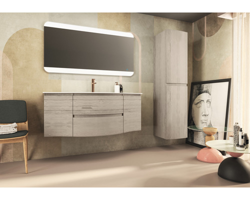 Ljust badrum med tvättställ, spegel med belysning och högskåp