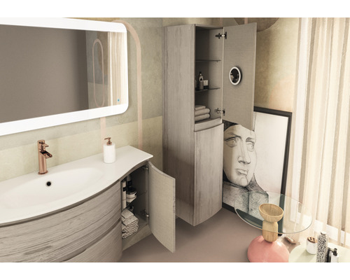 Badrumsinredning med tvättställ, spegelskåp och högskåp