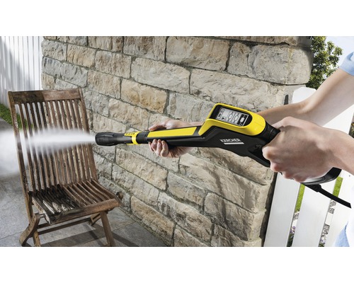 Kärcher högtryckstvätt rengör en trästol utomhus.