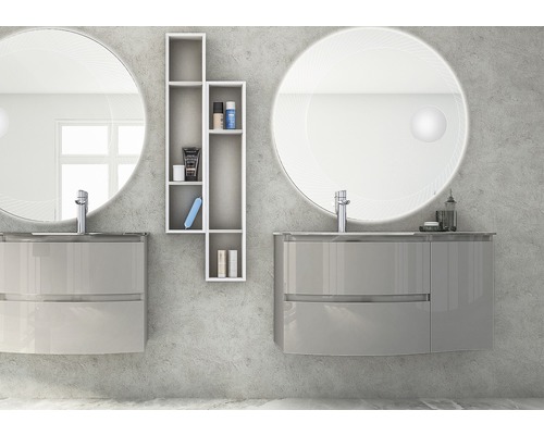 Badrum med två handfat, speglar och hylla