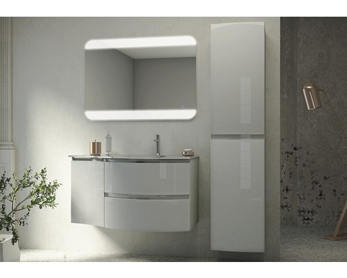 Badrumsvy med tvättställ, spegelskåp och högskåp för badrumsutrustning.