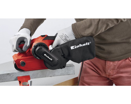 En person använder en bandslipmaskin av märket Einhell på ett arbetsstycke.