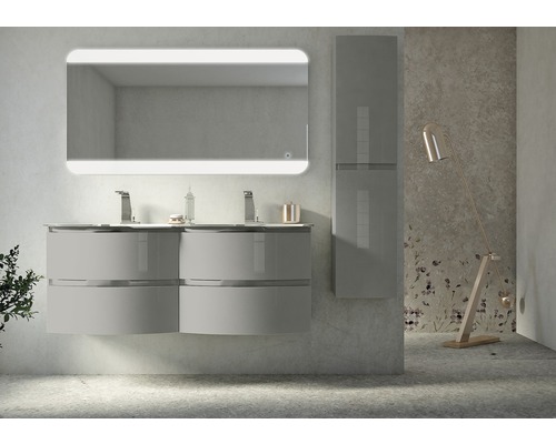 Badrum med tvättställsskåp, spegel med belysning och väggskåp