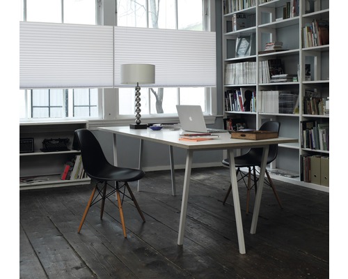 Arbetsrum med skrivbord, stolar, bokhylla och plisségardin framför fönstret