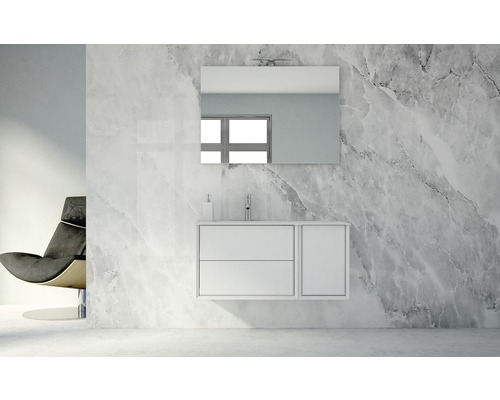 Ljust badrum med vitt tvättställsskåp, spegel och fåtölj