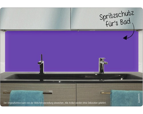 Badrum med handfat, blandare och stänkskydd