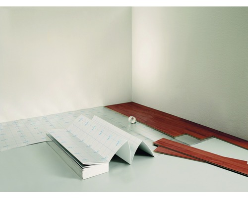 Rum med laminatgolv, ljudisolering och tejp.