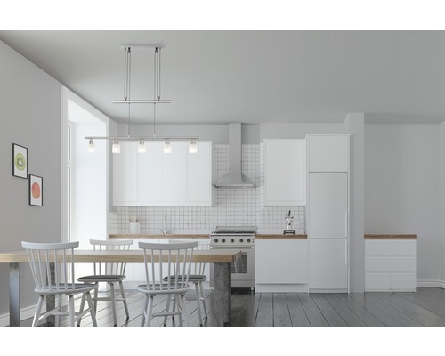 Ljust matrum med matbord, stolar och pentry med hänglampa