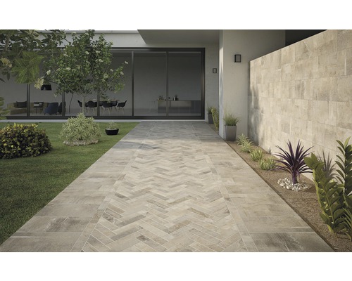 Trädgårdsgång av keramiska plattor med fiskbensmönster