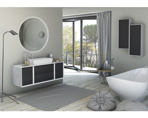 Ljust badrum med tvättställ, spegel, badkar och fönster till balkong