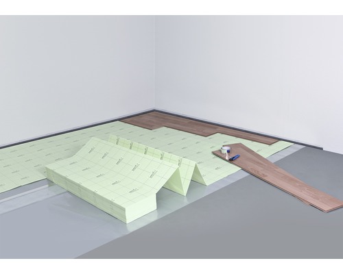 Rum med isolerande underlag, laminat och verktyg för golvläggning