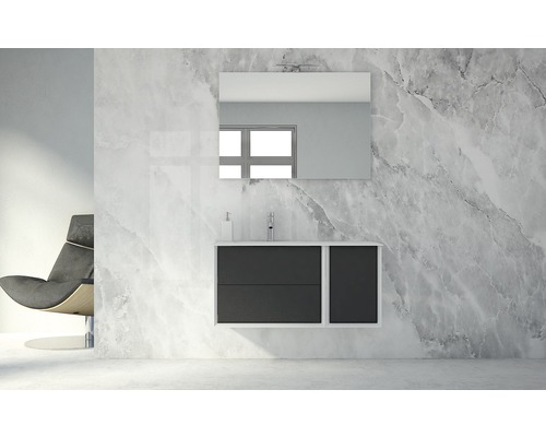 Modernt badrum med tvättställsskåp, spegel och fåtölj