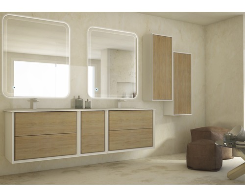 Badrum med tvättställsskåp, spegelskåp och högskåp