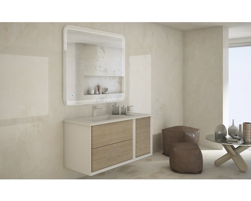 Badrum med tvättställsskåp, spegel, sittdynor och bord