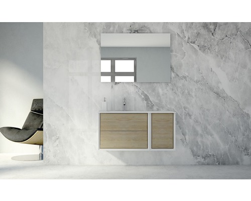 Modernt badrum med tvättställsskåp, spegel och fåtölj