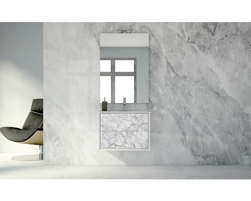 Modernt badrum med tvättställsskåp, spegel och armatur framför en marmorvägg