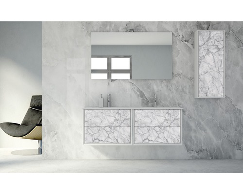 Modernt badrum med tvättställsskåp, spegelskåp och marmorlook