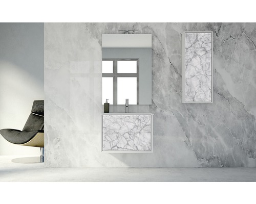 Badrumsscen med tvättställsskåp, spegel och högskåp i marmordesign