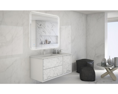 Modernt badrum med tvättställsskåp, spegel med belysning och marmorlook