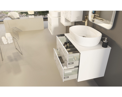 Modernt badrum med tvättställ, bänkskiva och öppna lådor