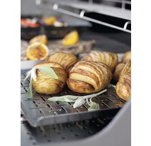 Grillad potatis med salvia på ett grillgaller