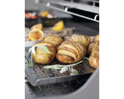 Grillad potatis med salvia på ett grillgaller