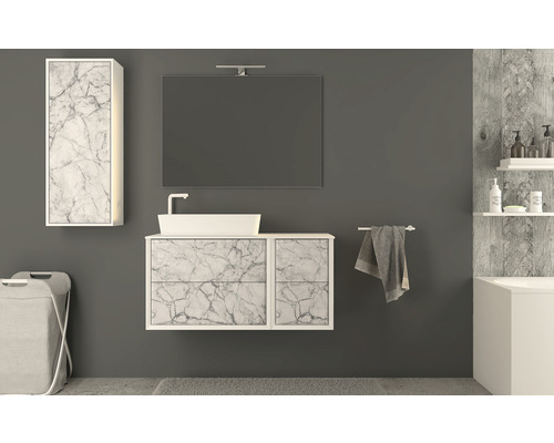 Modernt badrum med tvättställ, spegel, väggskåp och tvättkorg