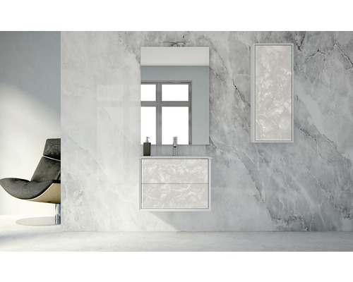 Badrum med tvättställsskåp, spegel och hängande skåp framför en marmorvägg