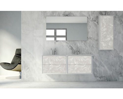 Modernt badrum med tvättställsskåp, spegel och hängande skåp