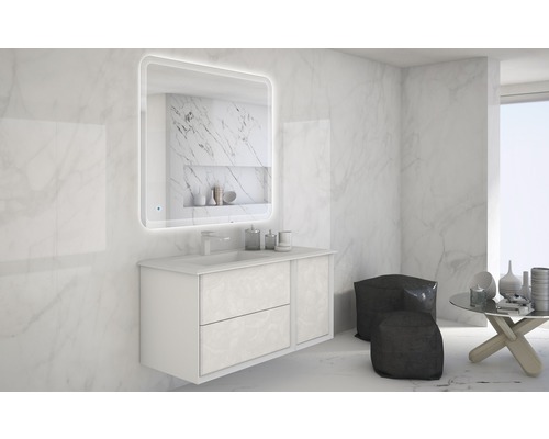 Badrum med belyst spegel, tvättställsskåp och sidobord