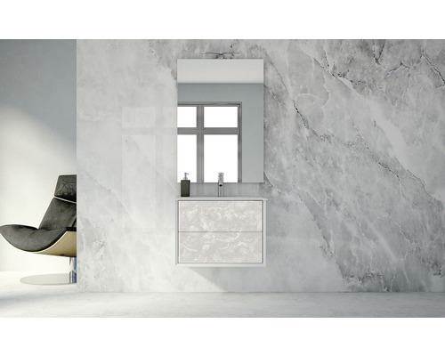 Modernt badrum med tvättställsskåp, spegel och fåtölj