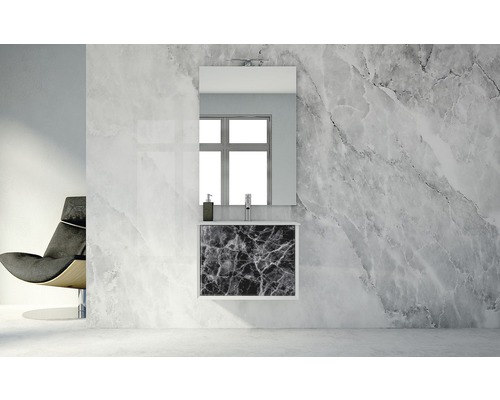 Badrum med tvättställ, spegel och marmorlook