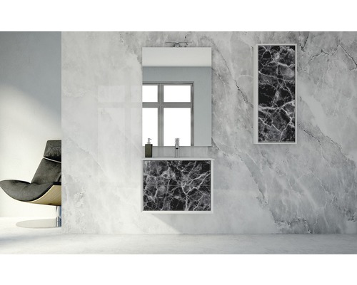 Modern badrumsmöbel med tvättställsskåp i marmor, spegel och väggskåp