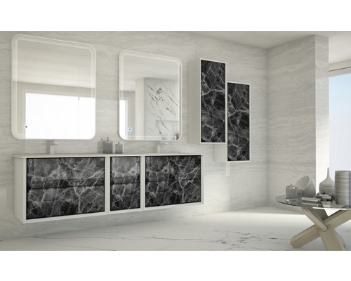 Modernt badrum med handfat, spegel och marmorlook