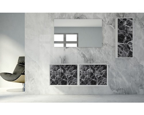 Badrum med tvättställsskåp, spegel, spegelskåp och fåtölj framför marmorvägg