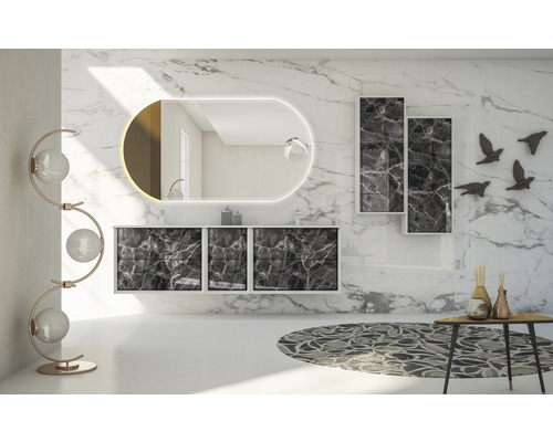 Modernt badrum med marmorvägg, upplyst spegel, tvättställsskåp med lådor och matchande väggskåp.