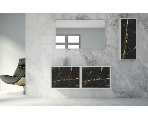 Badrum med tvättställsskåp, spegelskåp, spegel och armaturer