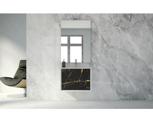 Badrum med handfat, spegel och svart marmorskiva