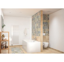 Badrum med badkar, toalett och mönstrade plattor