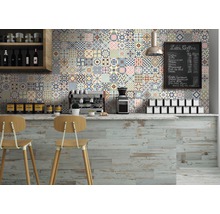 Caféscen med kakelvägg i olika utföranden och trägolv