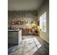 Ljust kök med köksö, trädetaljer, kakelvägg och stort fönster