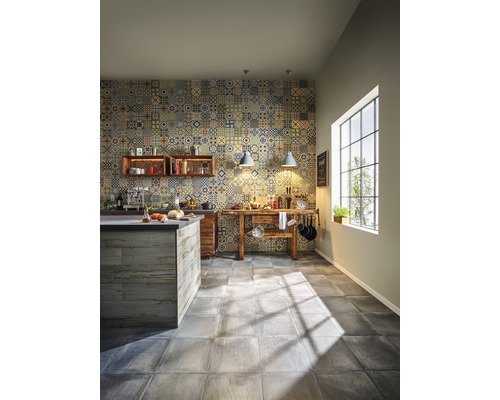 Ljust kök med köksö, trädetaljer, kakelvägg och stort fönster