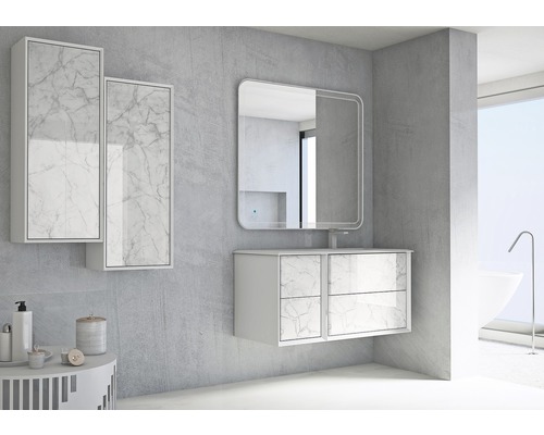 Modernt badrum med tvättställsskåp, spegelskåp och spegel med marmorlook