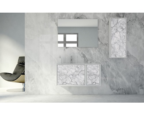 Modernt badrum med tvättställ, spegel och högskåp i marmorlook