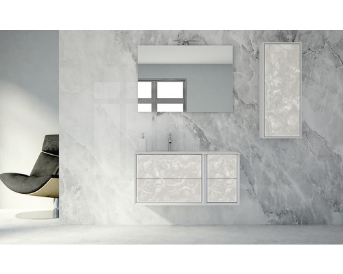 Modernt badrum med tvättställsskåp, spegel och högskåp i marmorlook.