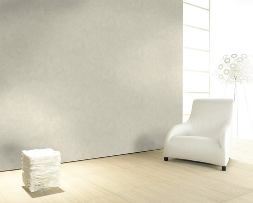 Ljust rum med väggdesign, fåtölj och dekoration