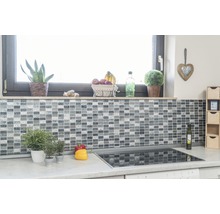 Köksscen med mosaikvägg, fönsterbräda med dekoration och kokplatta