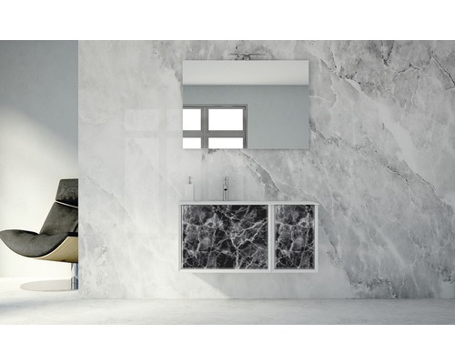 Badrum med tvättställsskåp, spegel och fåtölj