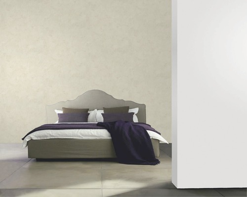 Sovrum med dubbelsäng, kuddar och överkast