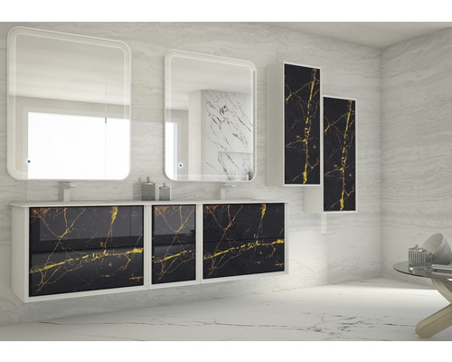 Modernt badrum med dubbla handfat, belysta speglar och högblanka skåp med marmorlook